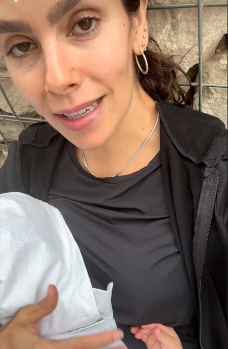 Cristina Pedroche con su hijo Isai en brazos