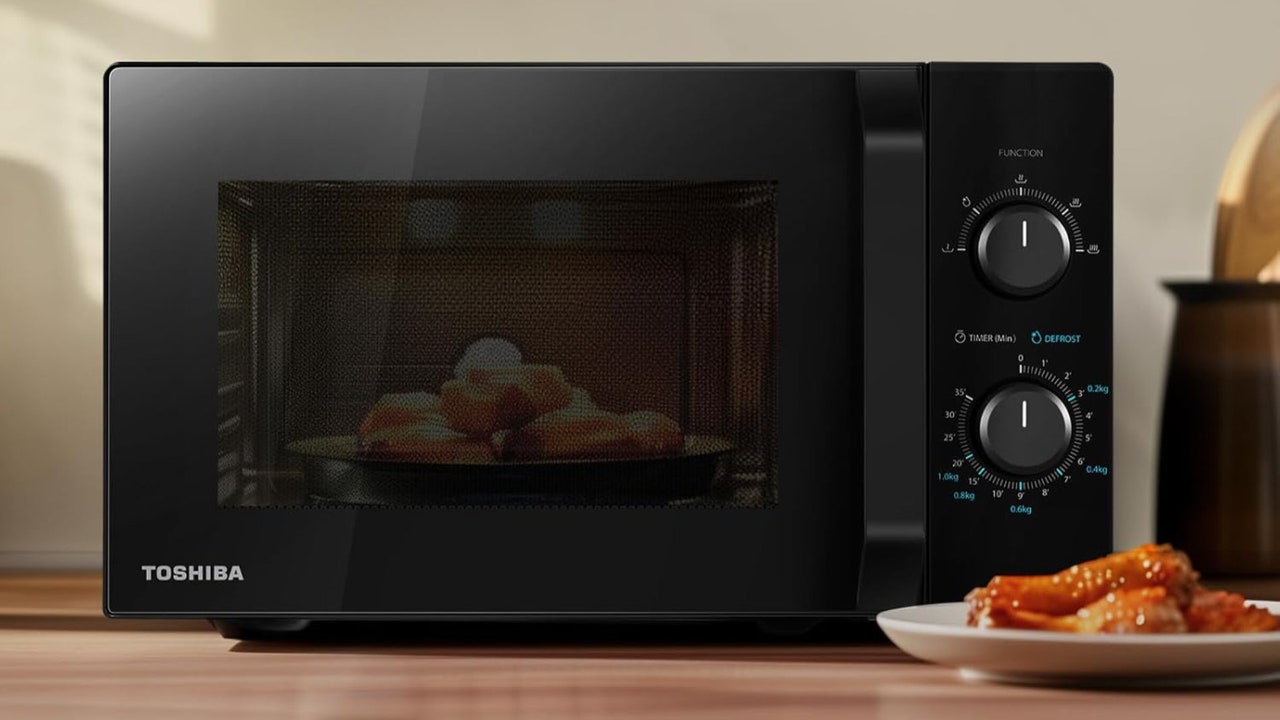 Facilidad de uso y potencia: todo esto y mucho más en este microondas Toshiba por menos de 70 euros