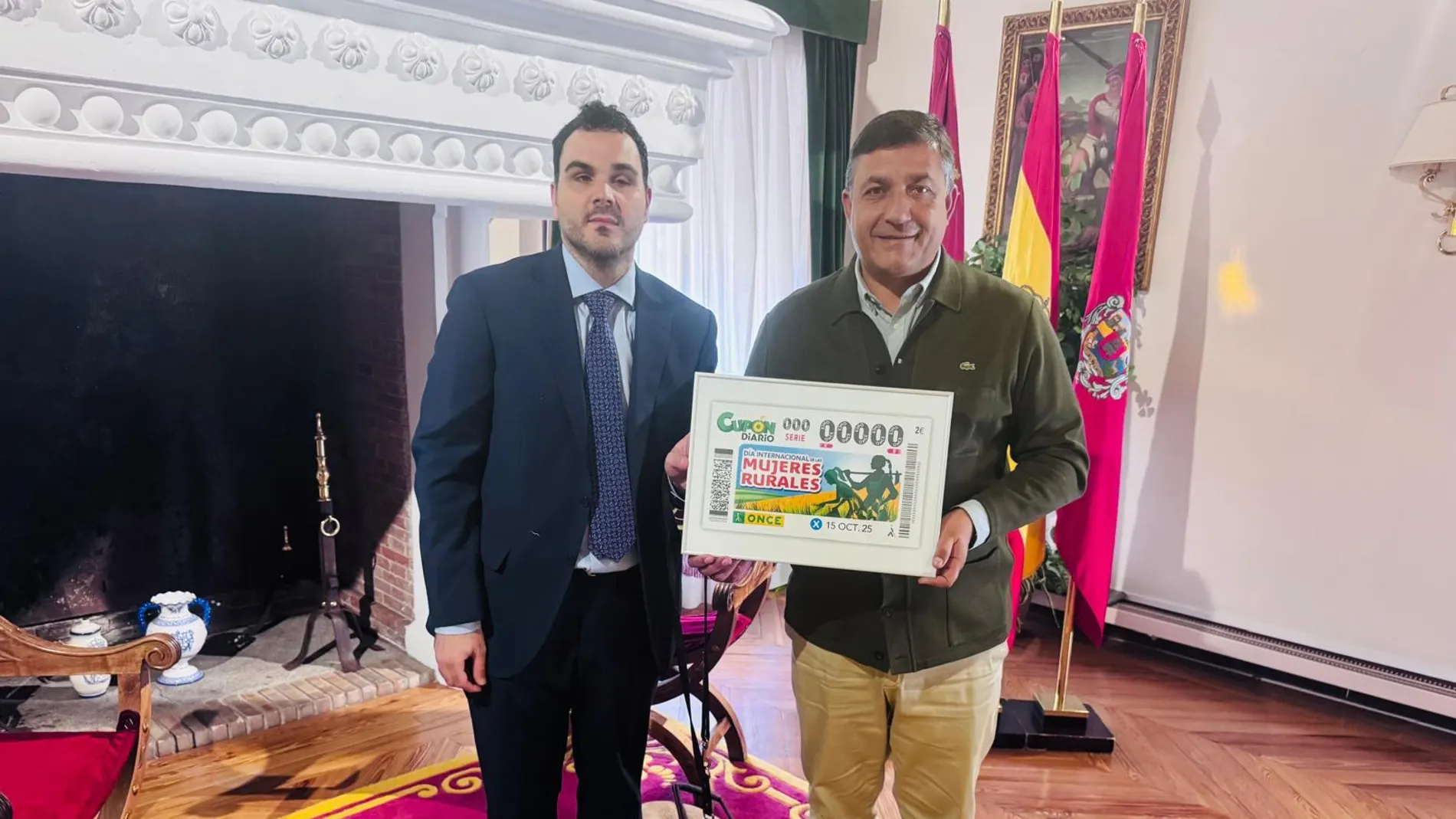 El director de la Once en Ávila, Josep Murgui, y el presidente de la Diputación Provincial de Ávila, Carlos García, presentaron hoy este cupón,
