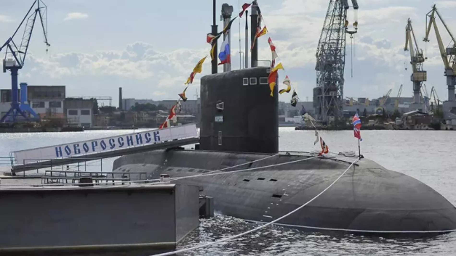 Imagen del submarino ruso Novorossiysk fotografiado poco después de su botadura