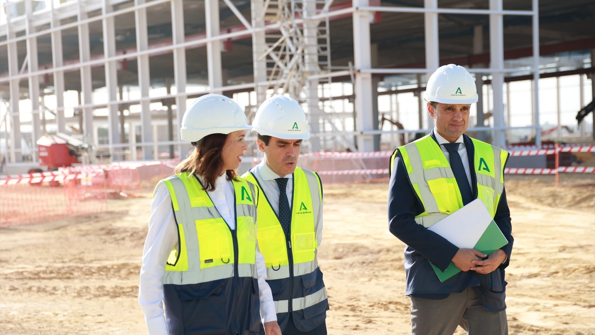 La consejera de Fomento, Articulación del Territorio y Vivienda, Rocío Díaz, visita las obras de talleres y cocheras del tranvía de Alcalá de Guadaíra