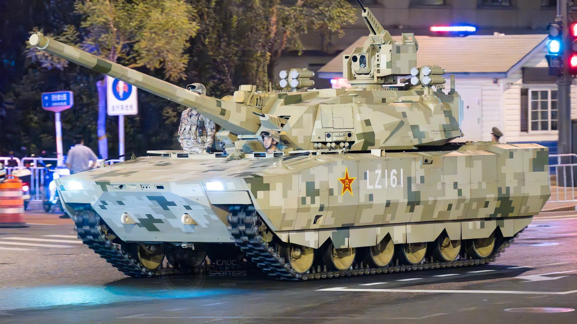 Carro de combate con camuflaje de color gris, blanco y verde en forma cuadriculada