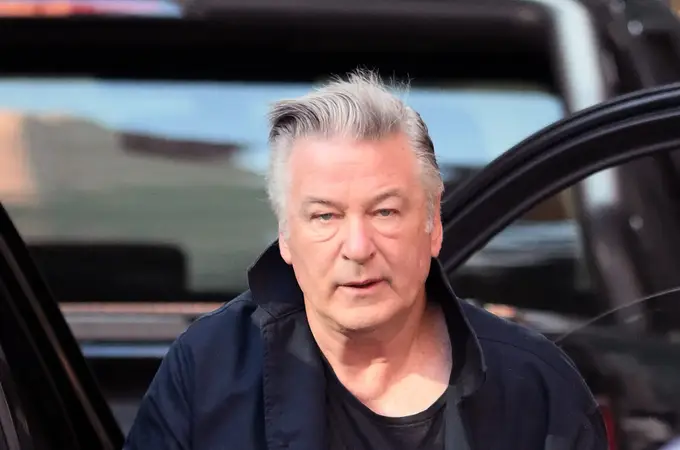 Alec Baldwin sufre un accidente de tráfico con un camión de basura: las impactantes imágenes de cómo ha quedado su coche Alec Baldwin sufre un accidente de tráfico con un camión de basura: las impactantes imágenes de cómo ha quedado su coche