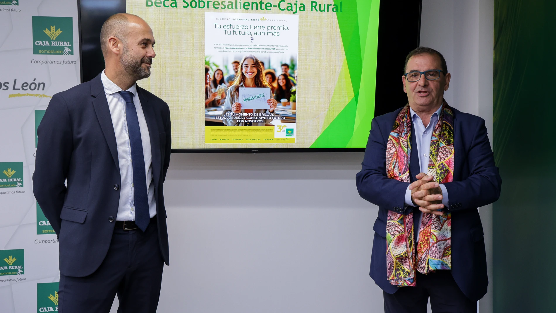 El director de Comunicación de la entidad, Narciso Prieto, acompañado de Francisco González