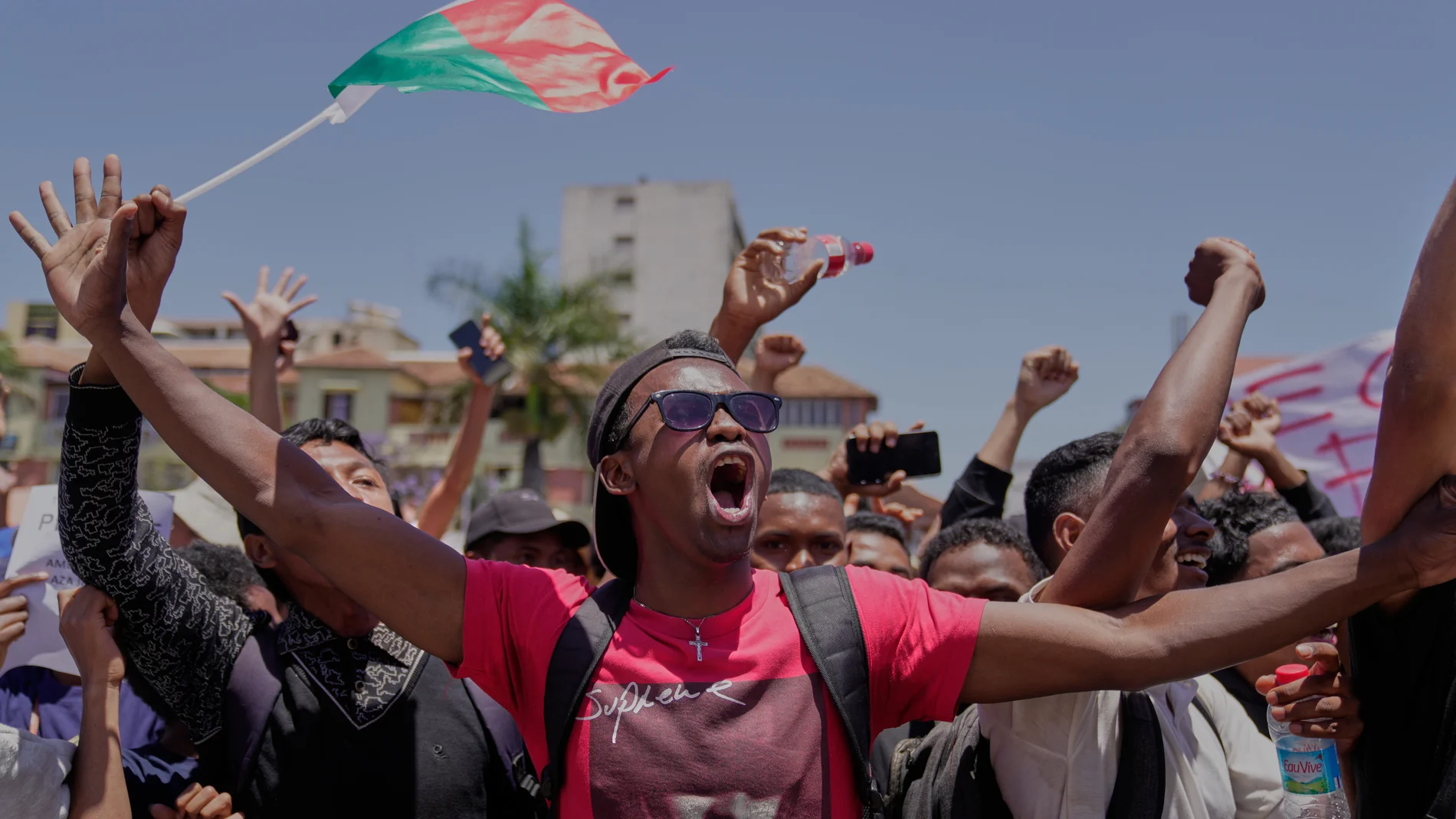 Un manifestante grita durante una protesta para exigir la dimisión del presidente Andry Rajoelina en Antananarivo, Madagascar