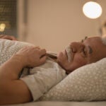 Ni melatonina ni infusiones: el truco para dormir mejor a partir de los 60 años