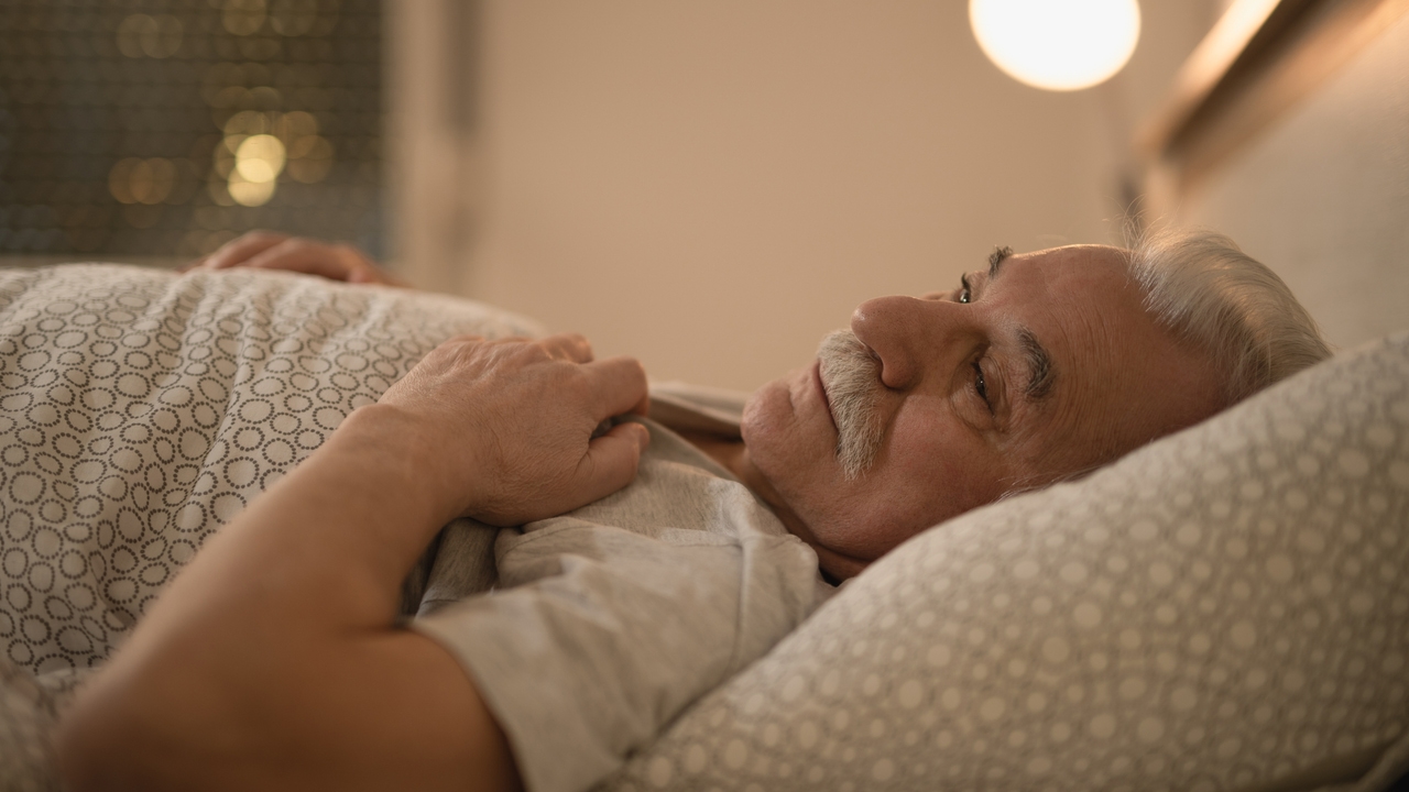Ni melatonina ni infusiones: el truco para dormir mejor a partir de los 60 años