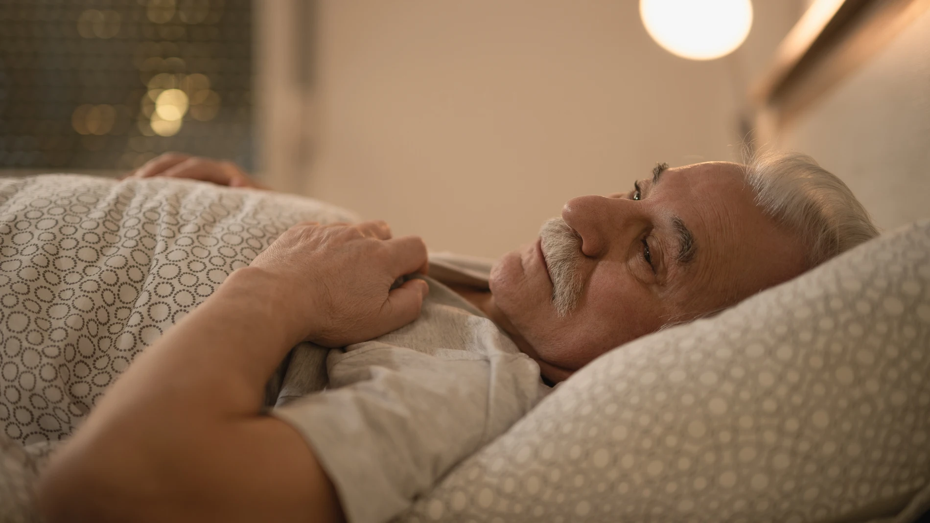 Ni melatonina ni infusiones: el truco para dormir mejor a partir de los 60 años