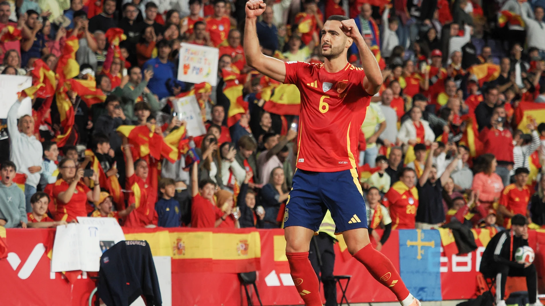 . VALLADOLID, 14/10/2025.- El centrocampista de la selección española de fútbol Mikel Merino celebra su gol en el partido de clasificación para el Mundial 2026 que los combinados nacionales de España y Bulgaria disputan este martes en el estadio José Zorrilla, en Valladolid. EFE/R. García