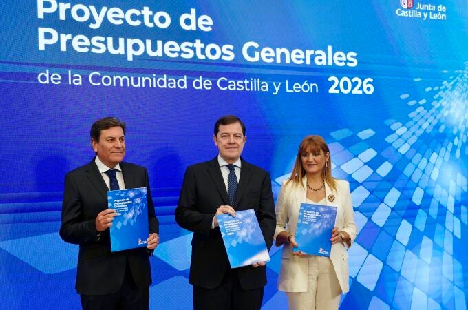 Alfonso Fernández Mañueco junto a Carlos Fernández Carriedo y María Isabel Campos