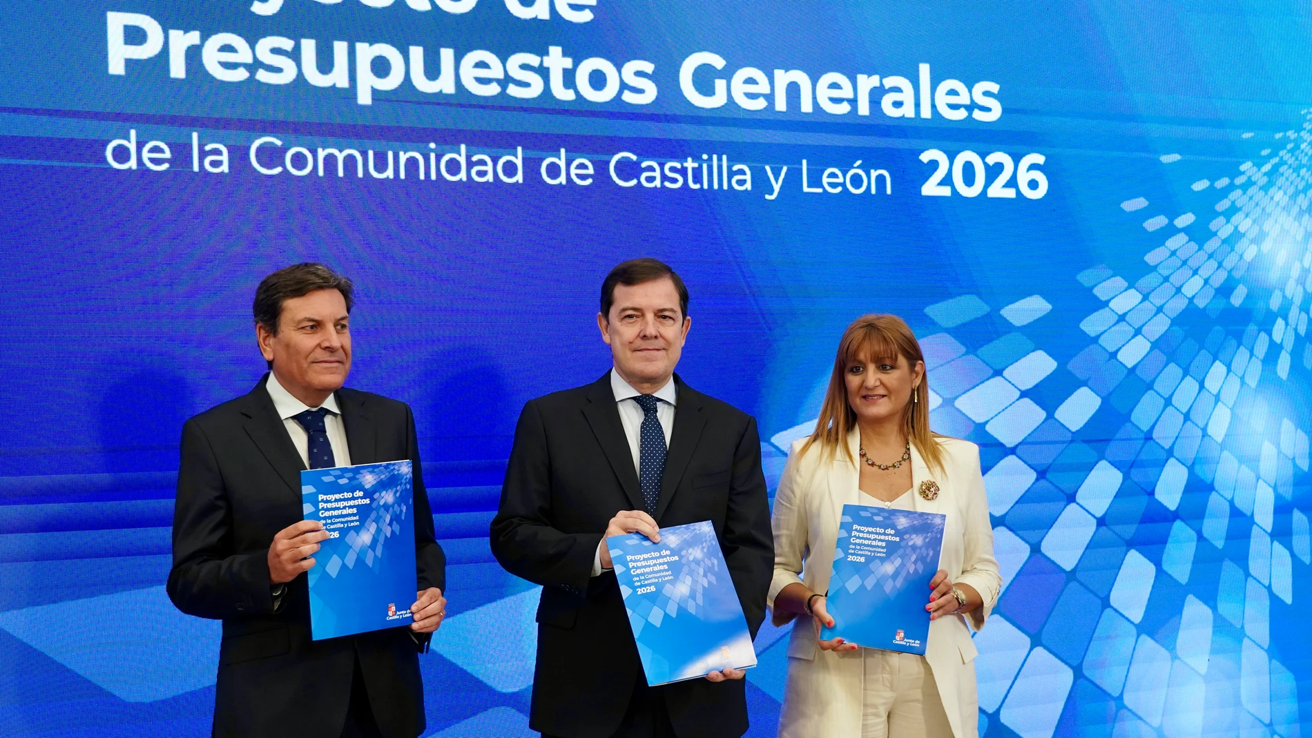 Alfonso Fernández Mañueco junto a Carlos Fernández Carriedo y María Isabel Campos