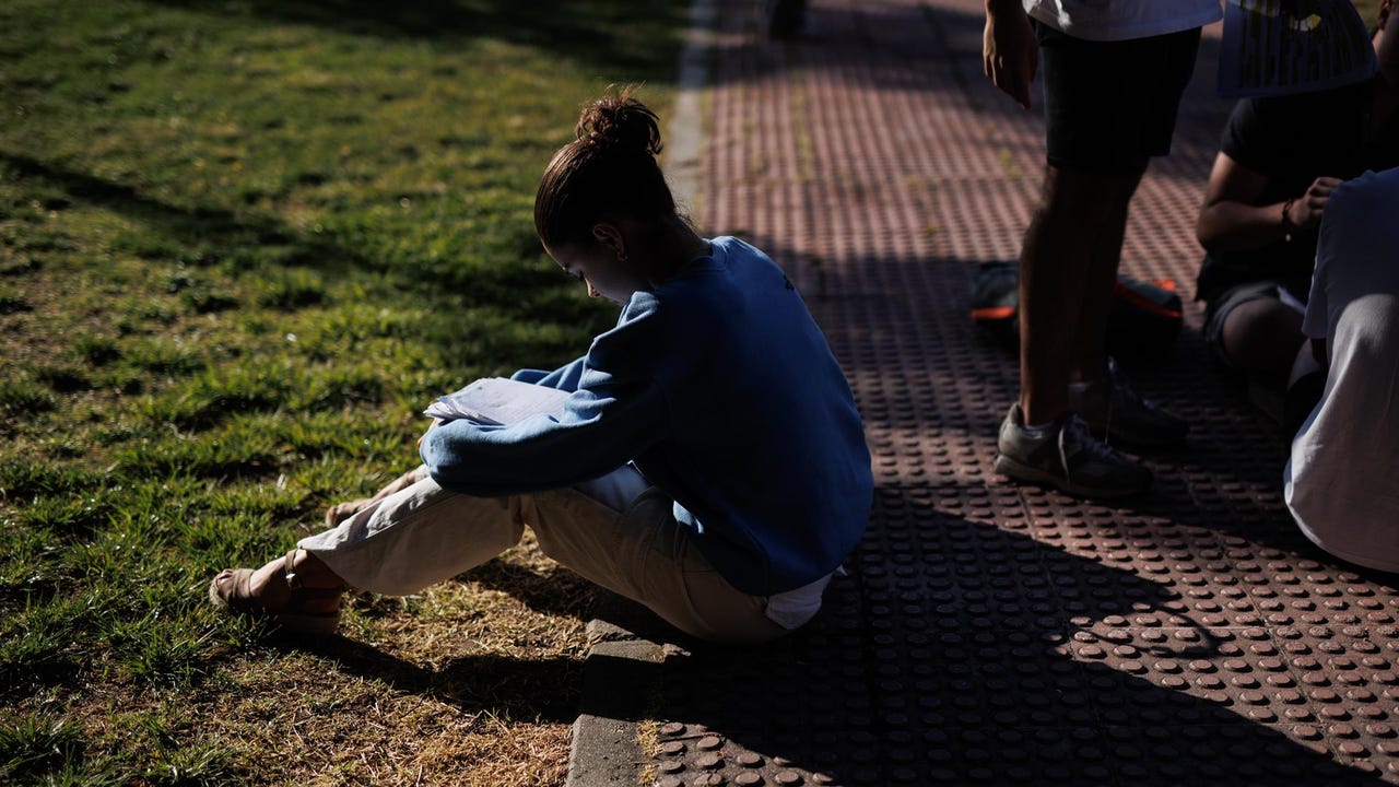 El perfil del estudiante becado: más joven, mujer y en carreras menos exigentes