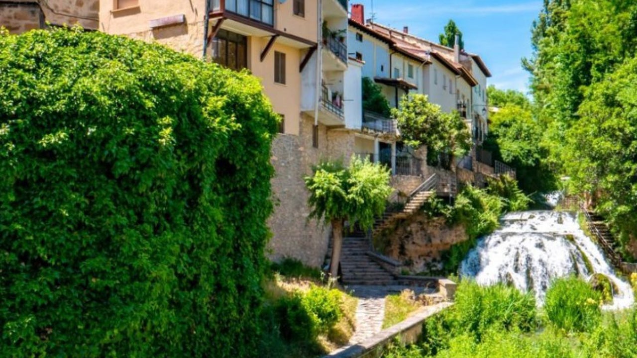 Este es el pueblo más rico de Guadalajara: tiene cascadas, balneario y una renta de casi 37.000 euros