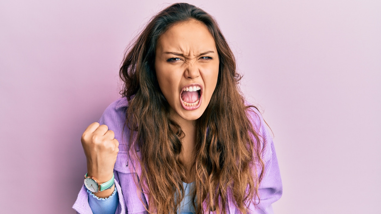Qué significa que una persona hable diciendo palabrotas, según la psicología