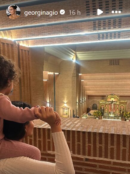Georgina Rodríguez, y su hija, en el santuario de la Virgen de Fátima, en Portugal