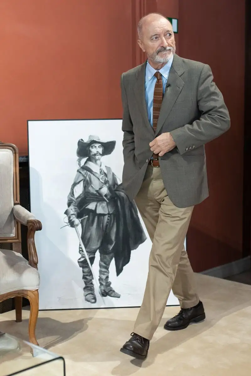 MURCIA.-Pérez-Reverte presenta el boceto de la escultura de Alatriste, un homenaje a una España "corrupta y maravillosa"