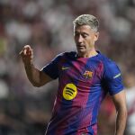 Fútbol.- El delantero del FC Barcelona Robert Lewandowski sufre una rotura muscular y es baja indefinida