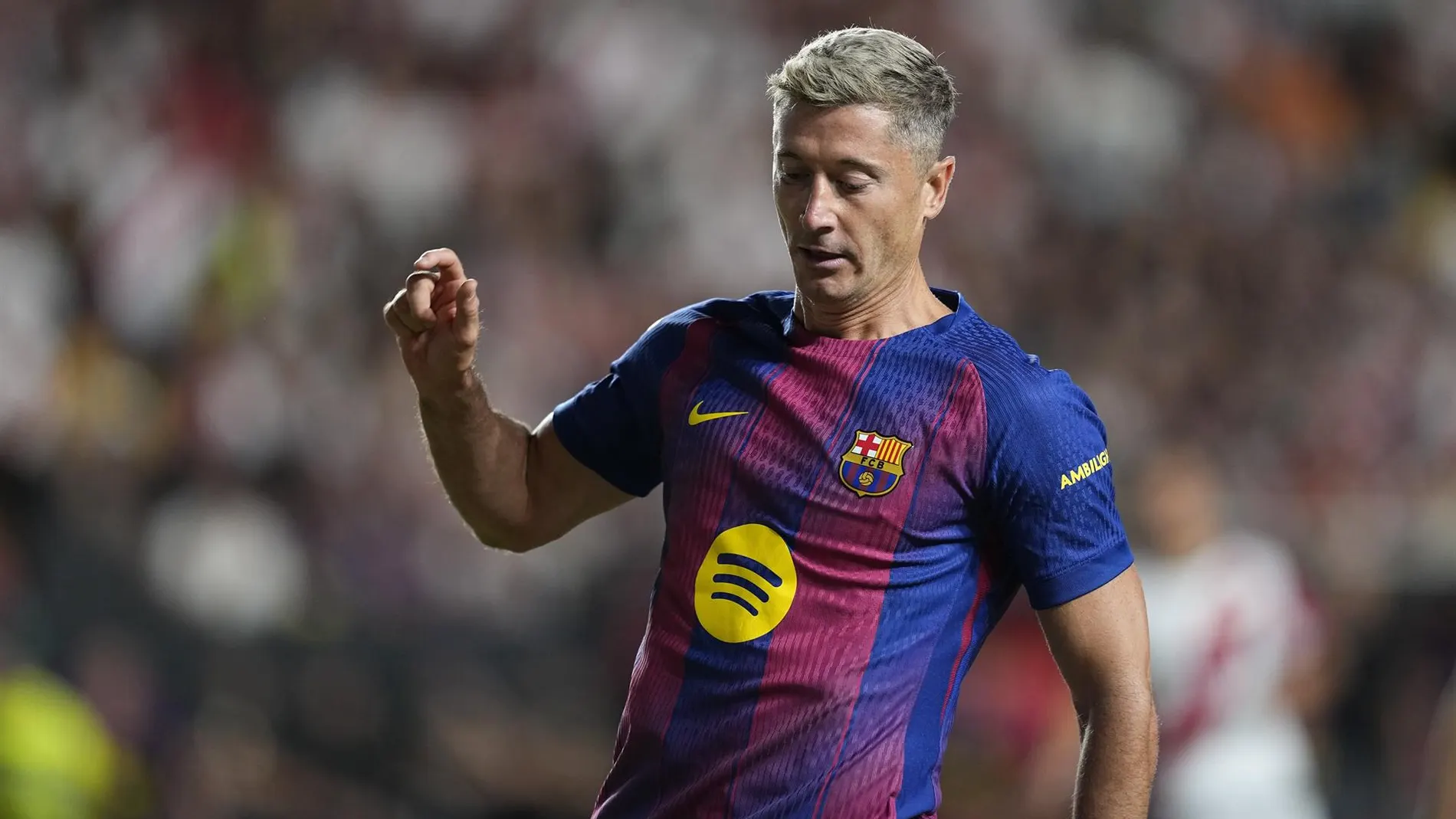 Fútbol.- El delantero del FC Barcelona Robert Lewandowski sufre una rotura muscular y es baja indefinida