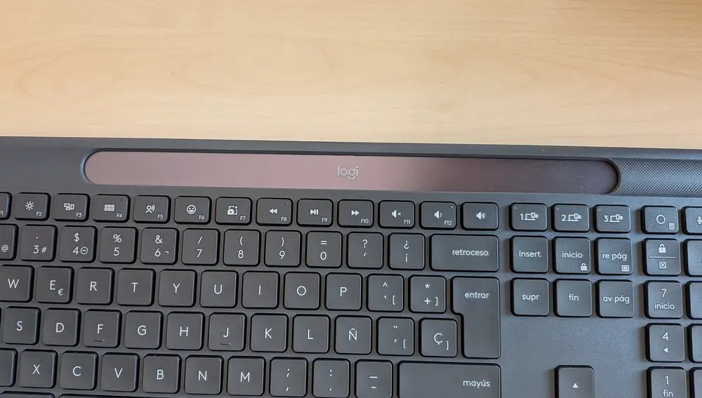 Logitech Signature Slim Solar+