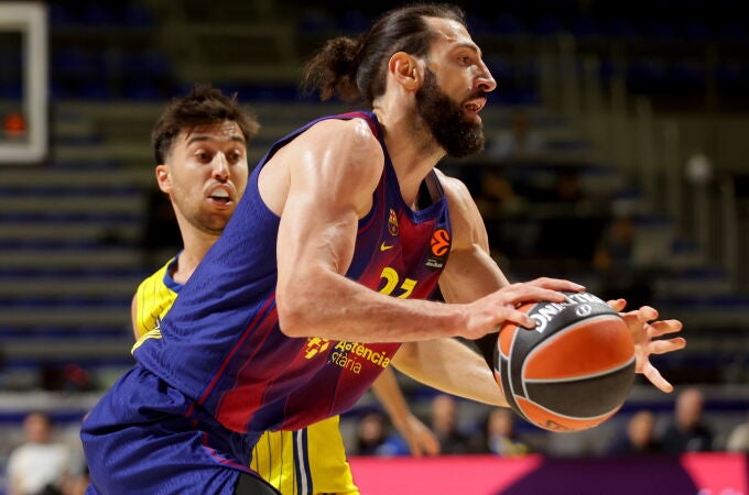 Shengelia se escapa de la defensa de Blatt en una vacía Sala Pionir