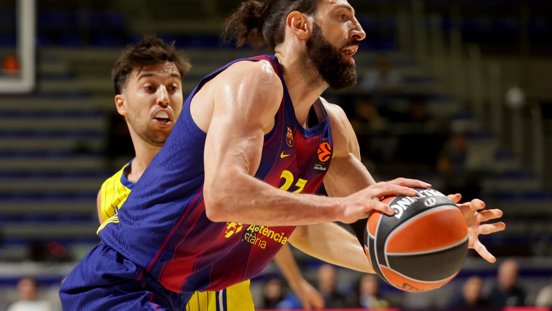 Shengelia se escapa de la defensa de Blatt en una vacía Sala Pionir