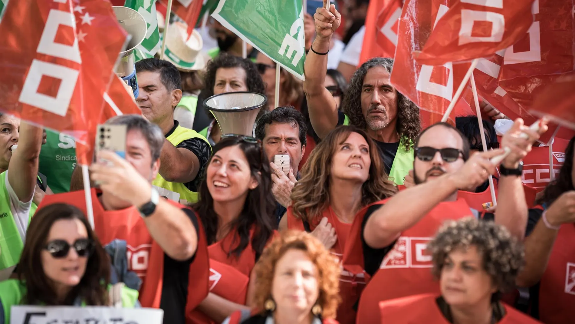 Economía.- CCOO, UGT y CSIF inician el 30 de octubre una campaña de movilizaciones por los salarios de funcionarios