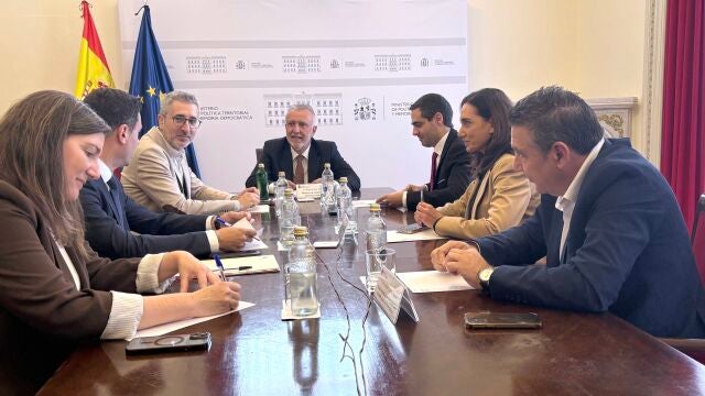 Alicia Gallego, Carlos Javier Salgado y Luis Mariano Santos, de la UPL, durante la reunión con el ministro Ángel Víctor Torres