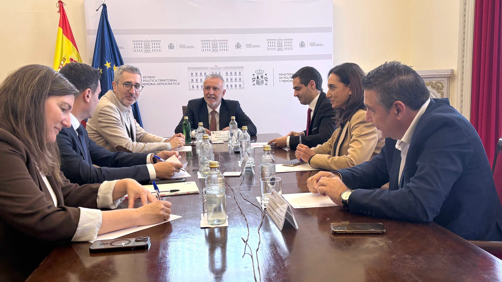 Alicia Gallego, Carlos Javier Salgado y Luis Mariano Santos, de la UPL, durante la reunión con el ministro Ángel Víctor Torres