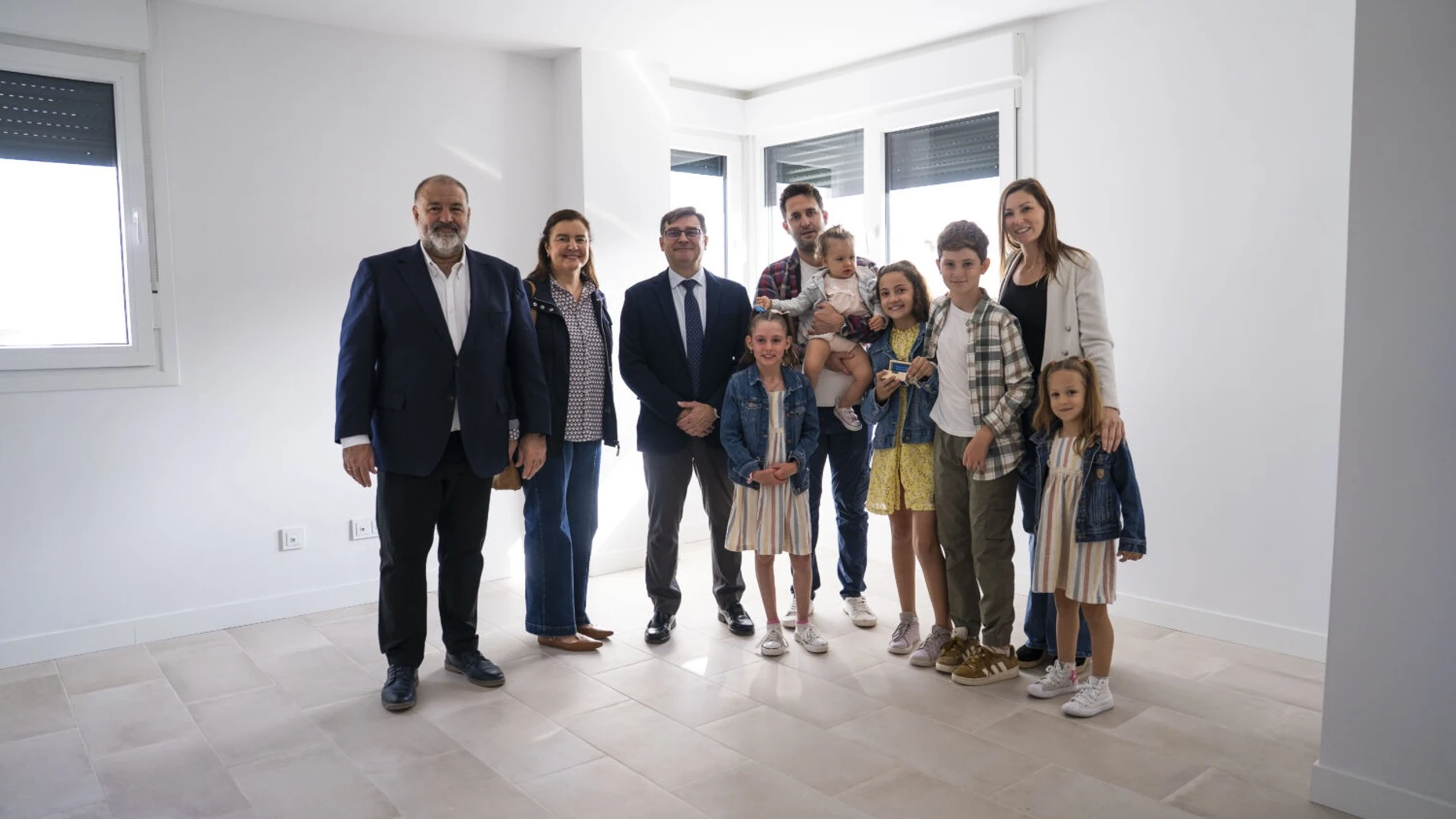 El delegado de Políticas de Vivienda y presidente de EMVS Madrid, Álvaro González, entrega 116 nuevas viviendas de alquiler asequible en El Cañaveral, Vicálvaro. REMITIDA / HANDOUT por AYUNTAMIENTO DE MADRID Fotografía remitida a medios de comunicación exclusivamente para ilustrar la noticia a la que hace referencia la imagen, y citando la procedencia de la imagen en la firma 14/10/2025
