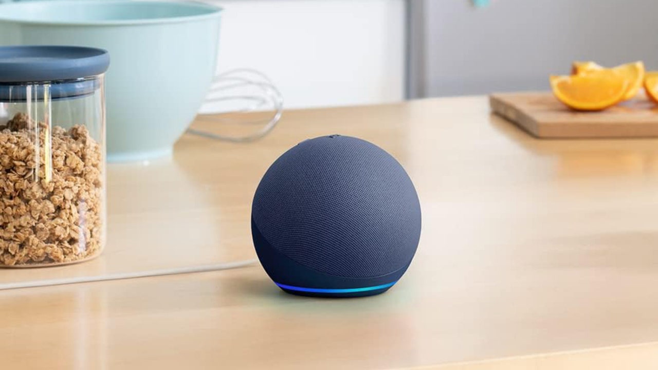 Últimas horas para hacerte con este altavoz inteligente de Amazon a mitad de precio