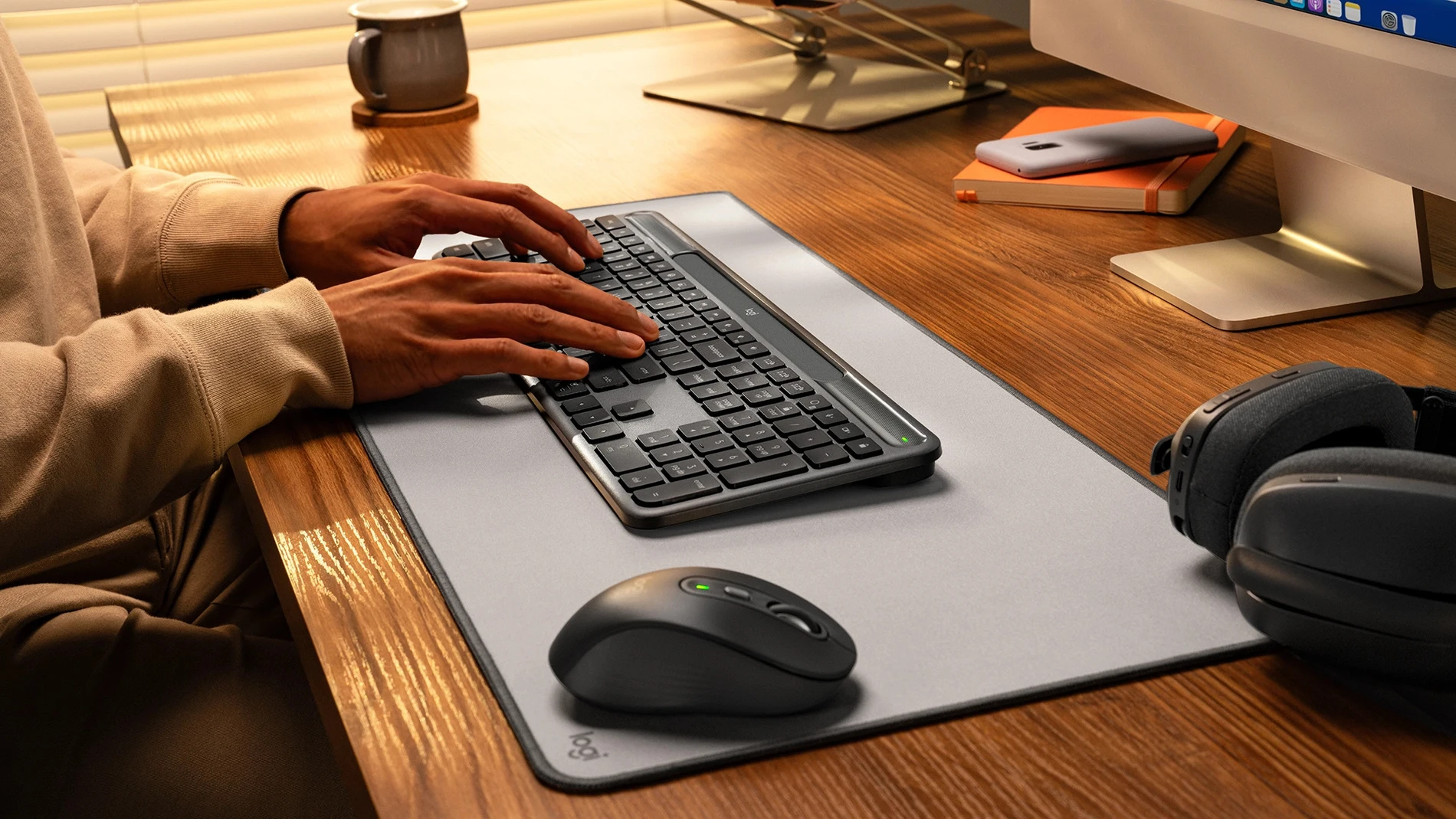 Logitech Signature Slim Solar+