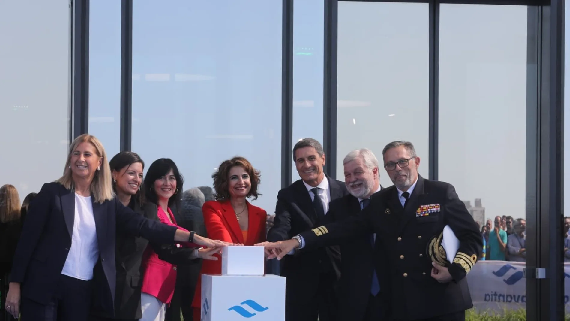 Grupo de personas en una foto en la que ponen sus manos sobre un cuadrado que debajo pone Navantia