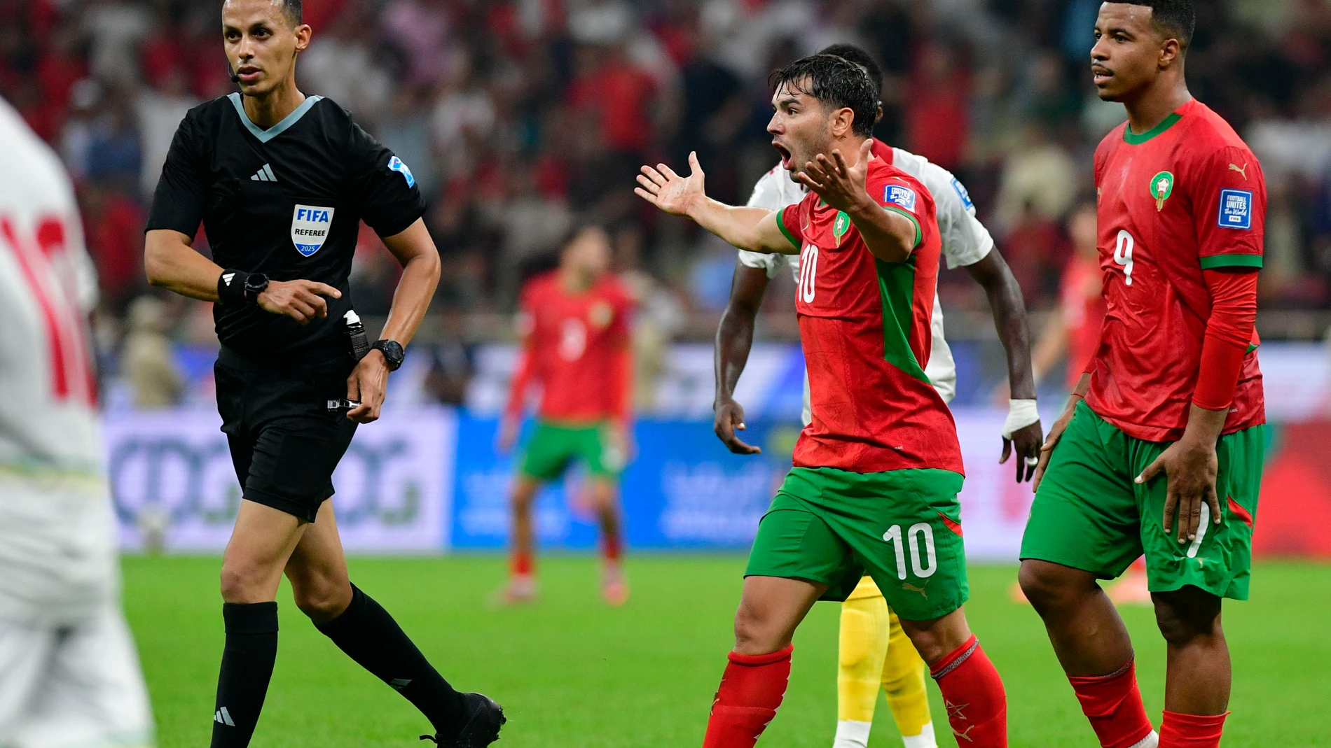 Rabat (Morocco), 14/10/2025.- Brahim Abdelkader Diaz (C) protests against the referee’s decision during the 2026 FIFA World Cup CAF Qualifiers soccer match between Morocco and the Democratic Republic of the Congo in Rabat, Morocco, 14 October 2025. (Protestas, Mundial de Fútbol, Marruecos) EFE/EPA/JALAL MORCHIDI