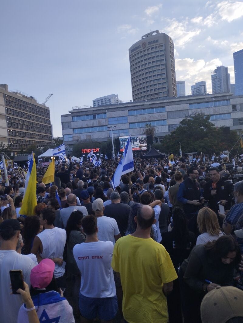 Miles de personas en la Plaza de los Secuestrados de Tel Aviv, esperando a los rehenes liberados