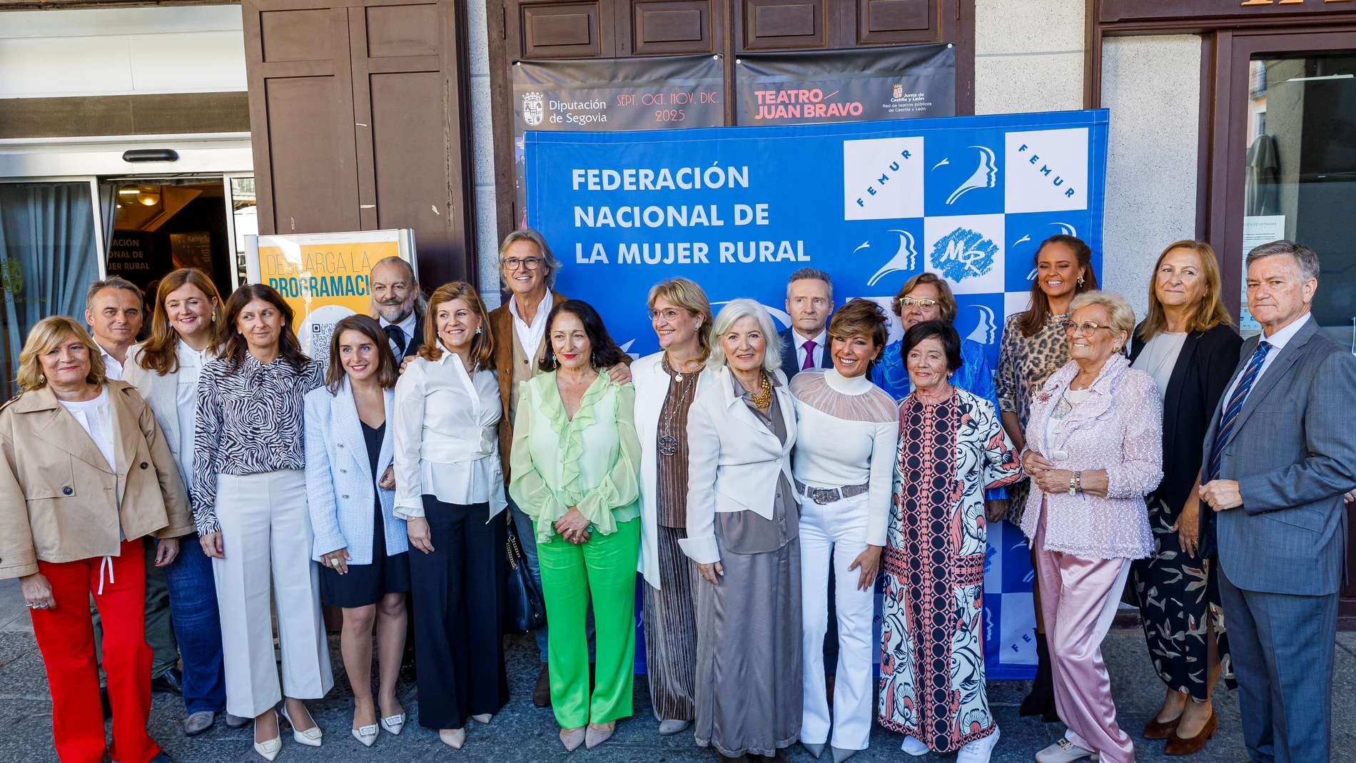 Los galardonados con las autoridades en los Premios de Igualdad celebrados en Segovia