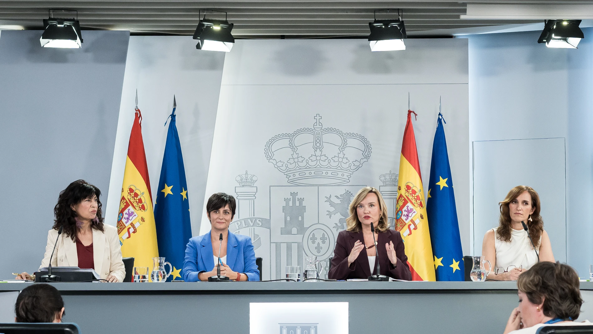 (I-D) La ministra de Igualdad, Ana Redondo; la ministra de Vivienda y Agenda Urbana, Isabel Rodríguez; la ministra de Educación Formación Profesional y Deportes y portavoz del Gobierno, Pilar Alegría, y la ministra de Sanidad, Mónica García, durante la rueda de prensa posterior a la reunión del Consejo de Ministros, en el Palacio de la Moncloa, a 14 de octubre de 2025, en Madrid (España). Sumar y PSOE han encauzado durante esta mañana posturas para la redacción de la reforma constitucional c...