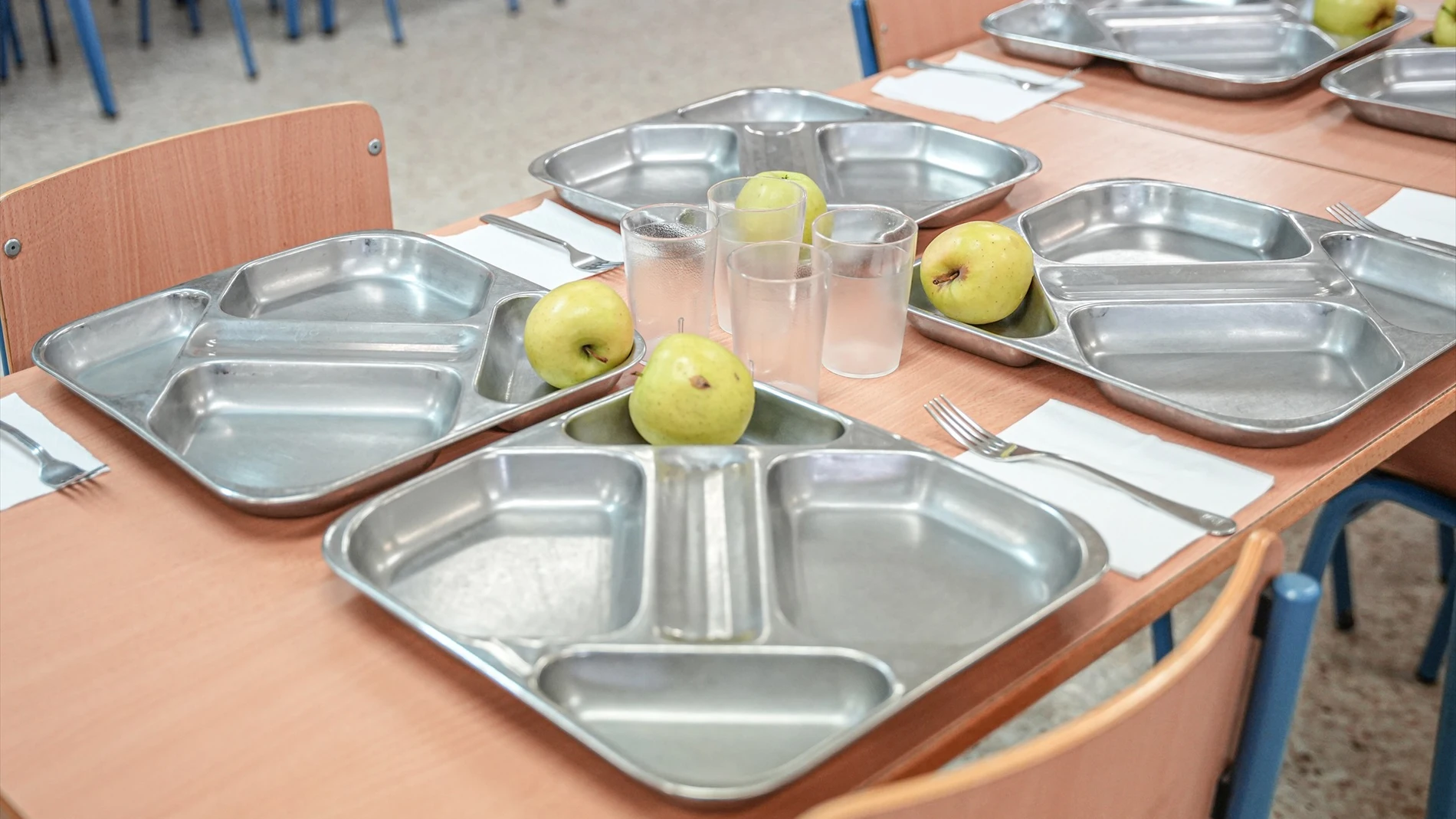 Detalle de una de las bandejas de la comida en un comedor escolar