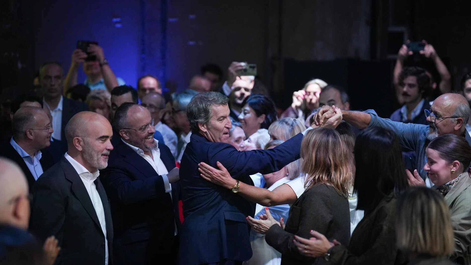 El presidente del Partido Popular, Alberto Núñez Feijóo (c), a su llegada a un acto, en Palo Alto, a 14 de octubre de 2025, en Barcelona, Catalunya (España). Durante el acto, Feijóo ha presentado el plan migratorio del PP, con el que pretenden atreverse tanto los votantes del PSOE como de Vox, y que está basado en "el orden, la legalidad y la humanidad". 14 OCTUBRE 2025 David Zorrakino / Europa Press 14/10/2025