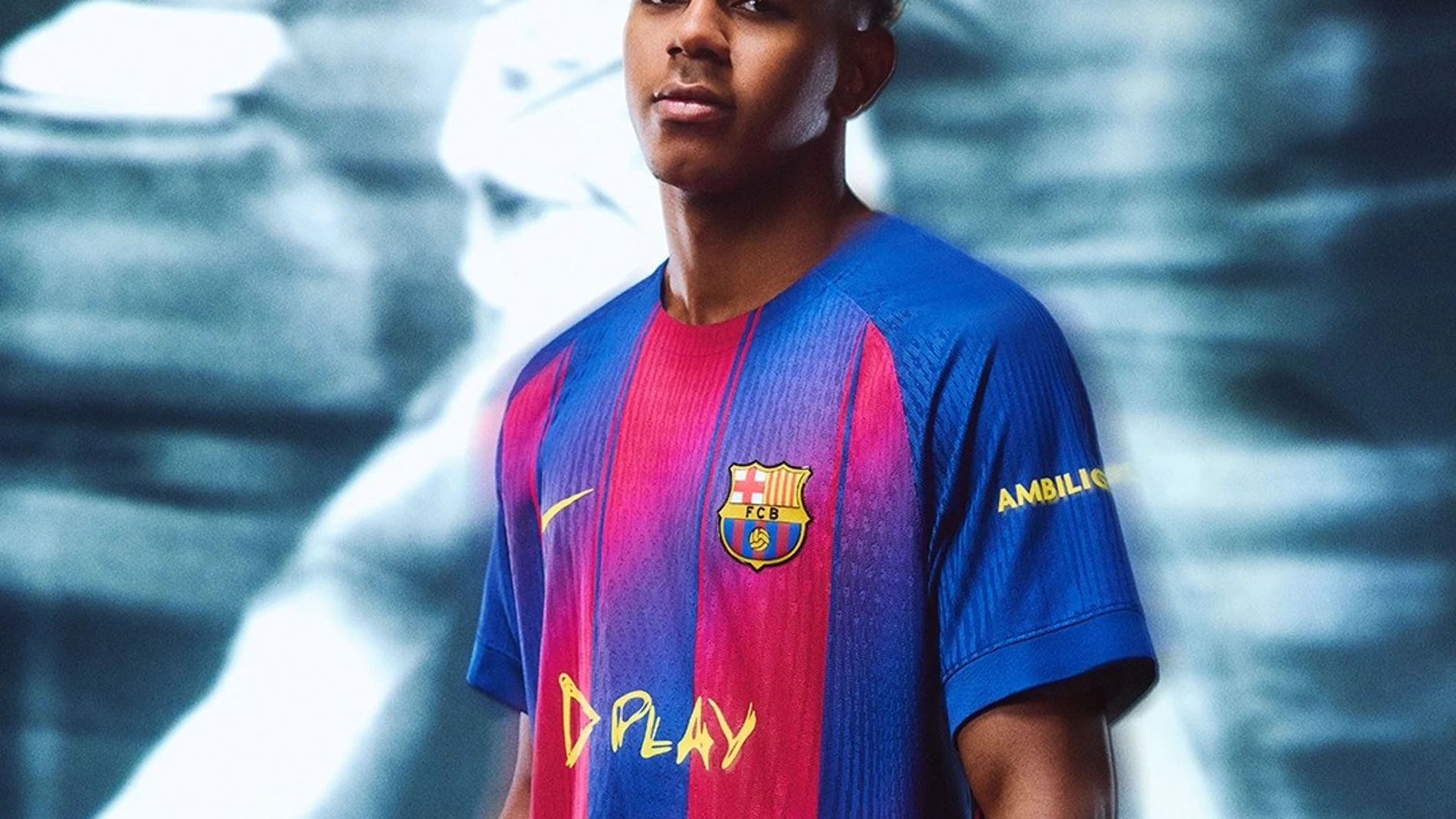 Lamine Yamal con la camiseta que lucirá el Barça en El Clásico. REMITIDA / HANDOUT por Fc Barcelona Fotografía remitida a medios de comunicación exclusivamente para ilustrar la noticia a la que hace referencia la imagen, y citando la procedencia de la imagen en la firma 14/10/2025