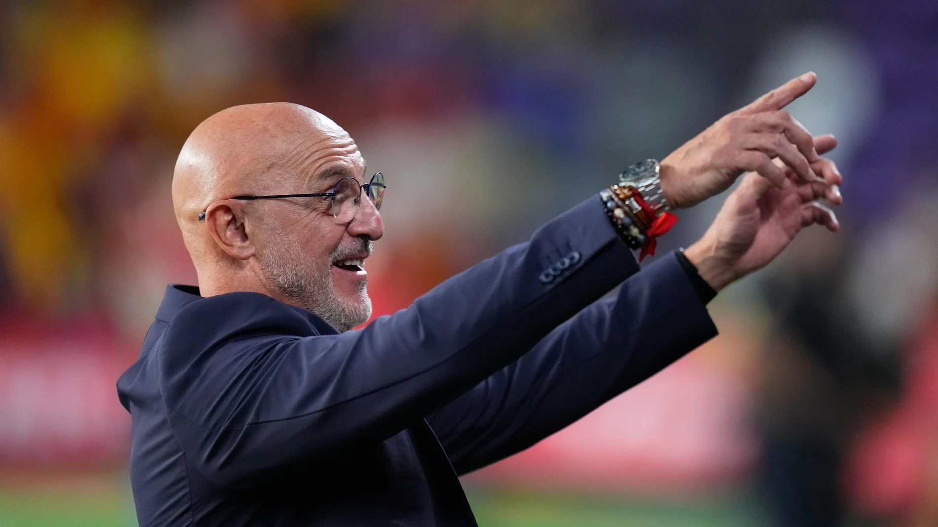 Spain's head coach Luis de la Fuente reacts during the World Cup 2026 group E qualifying soccer match between Spain and Bulgaria in Valladolid, Spain, Tuesday, Oct. 14, 2025. (AP Photo/Manu Fernandez)
