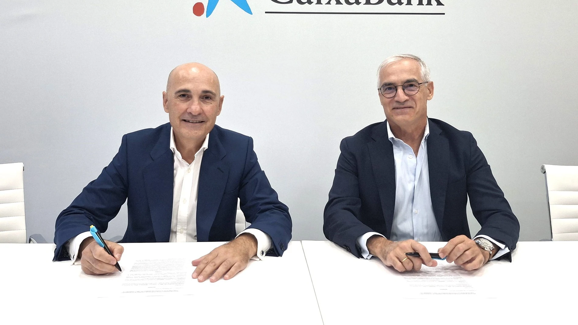 El director de AgroBank, Jaime Campos, y el director general de la FEV, José Luis Benítez, renuevan el convenio