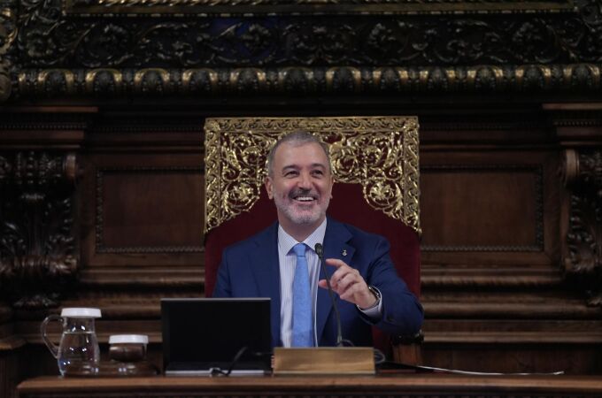 Luces y sombras para Collboni en el último pleno del año en Barcelona: gran mayoría y 'reprobación'