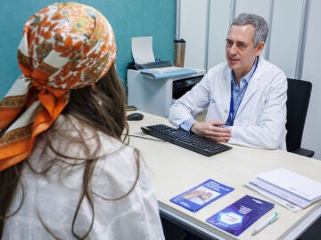 El doctor Santiago Escrivà con una paciente