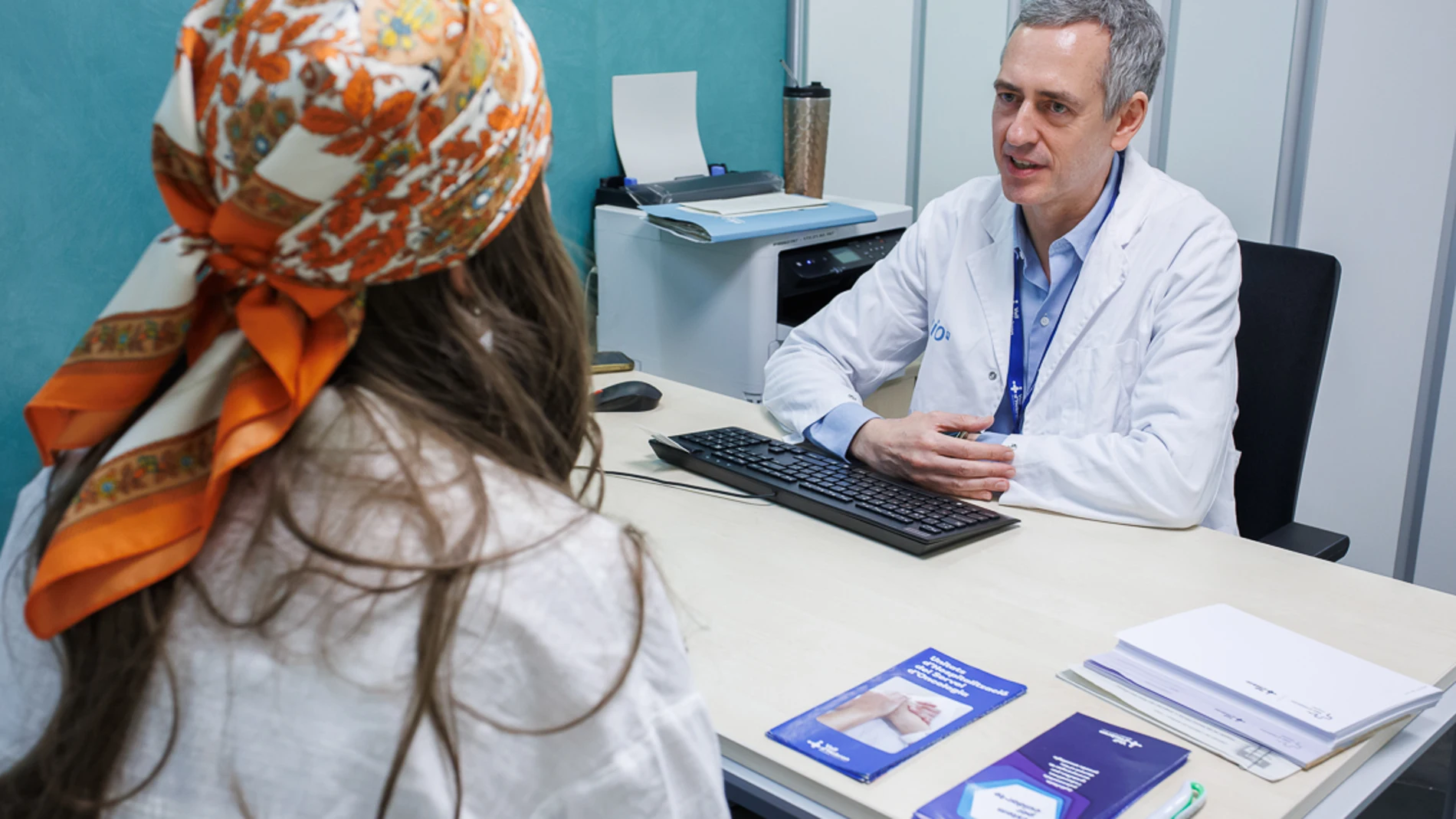 El doctor Santiago Escrivà con una paciente