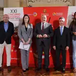 El alcale de Valladolid, Jesús Julio Carnero; y la concejala Blanca Jiménez presentan el concurso de tapas