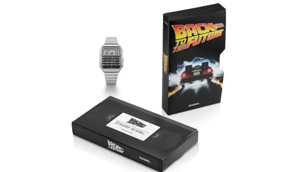 Empaquetado como una cinta VHS.