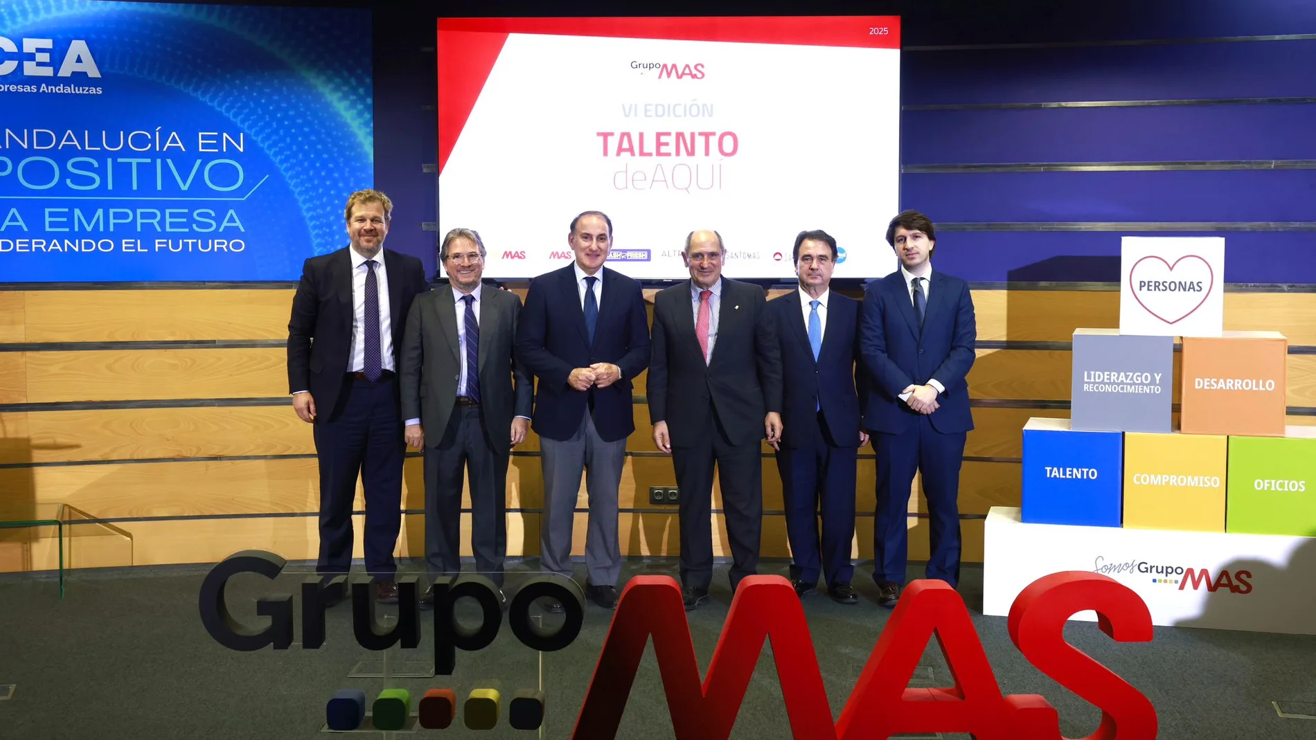 Foto de familia tras la presentación de la VI Edición del acto "Talento de Aquí"
