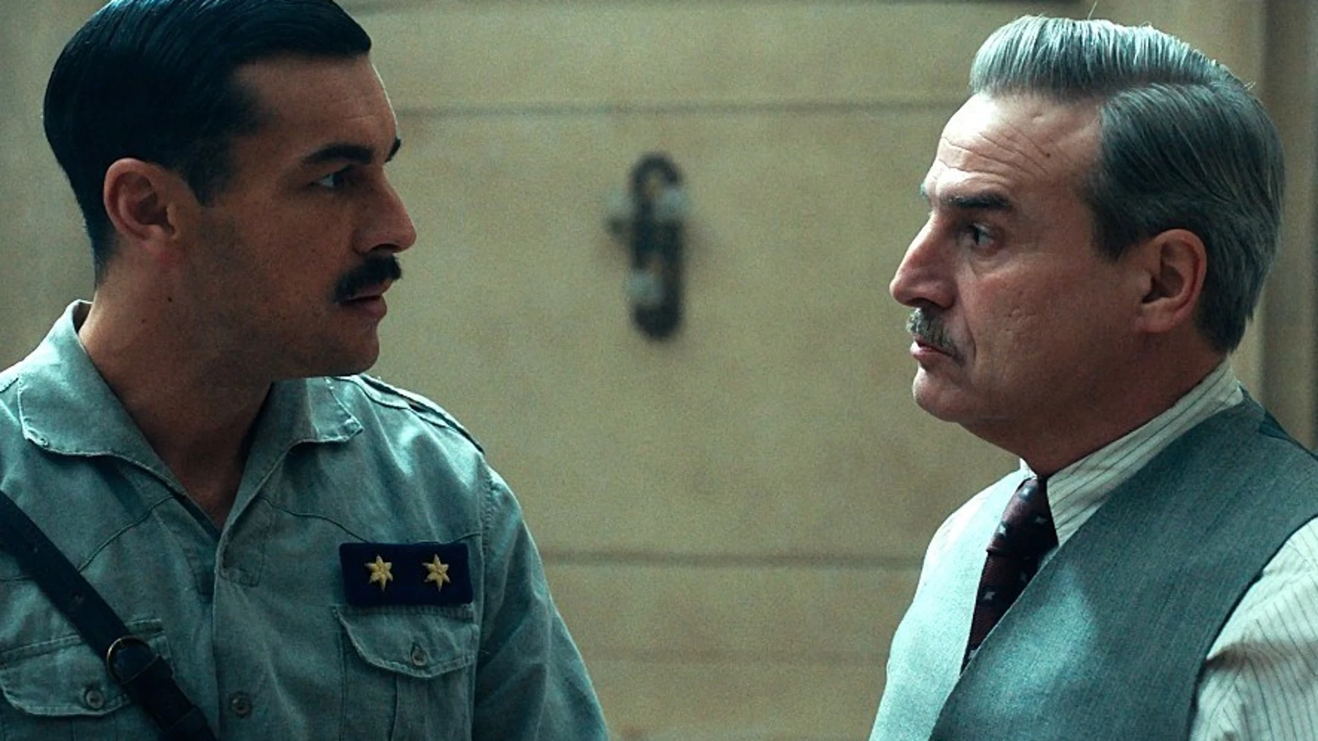 Mario Casas y Alberto San Juan en una escena de "La cena"
