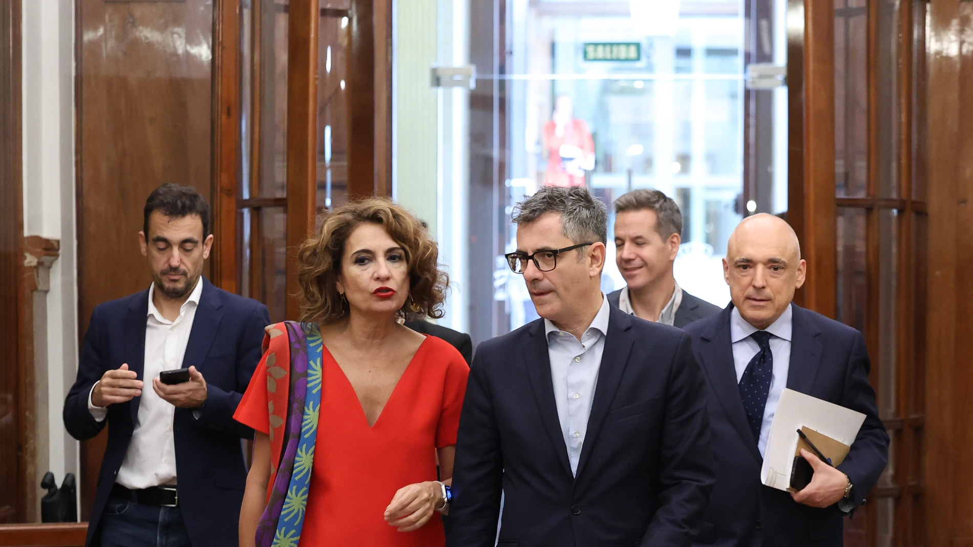 La vicepresidenta primera y ministra de Hacienda, María Jesús Montero, y el ministro de la Presidencia, Justicia y Relaciones con las Cortes, Félix Bolaños, a su llegada a una sesión plenaria, en el Congreso, a 16 de octubre de 2025, en Madrid (España). El Congreso debate hoy dos iniciativas legislativas presentadas por el grupo VOX: una enmienda de devolución al proyecto de ley que modifica la Ley General Tributaria y otras normas fiscales, y una enmienda de texto alternativo a la proposició...