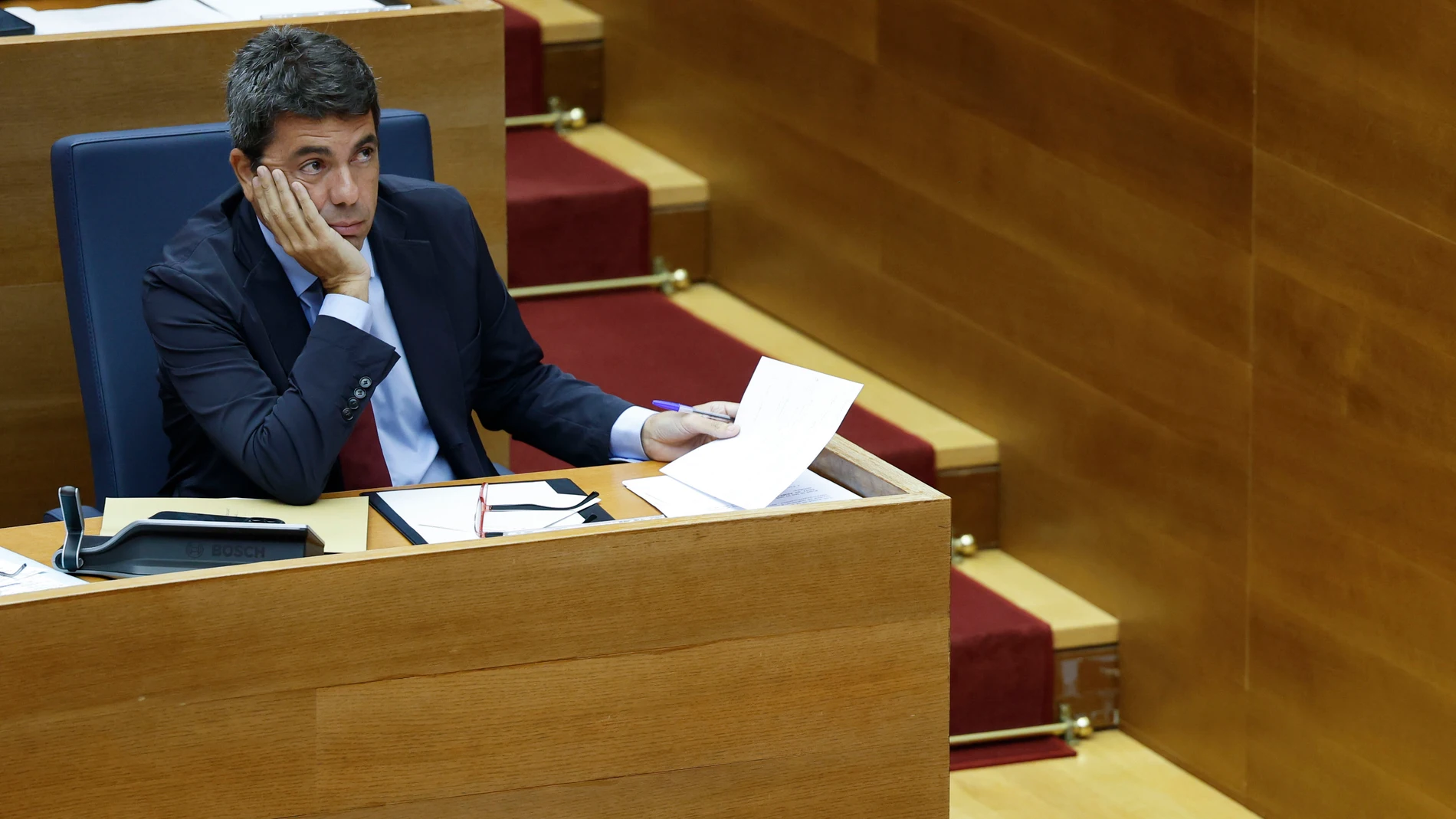 El presidente Carlos Mazón durante la sesión de Les Corts